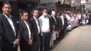 নরসিংদীতে শিক্ষানবীশ আইনজীবীকে কুপিয়ে জখমের প্রতিবাদে মানববন্ধন